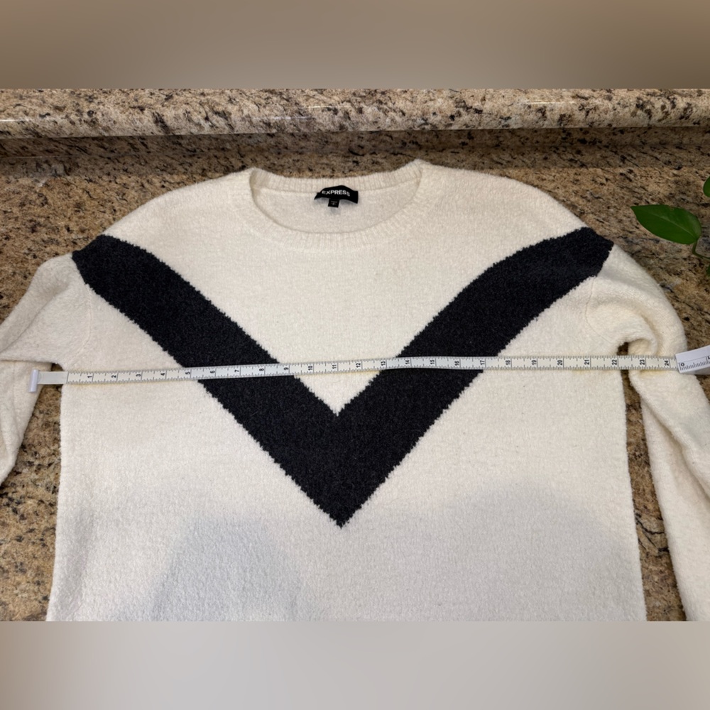 Express White & Black Chevron Sweater – Size Small - Picture 7 of 7